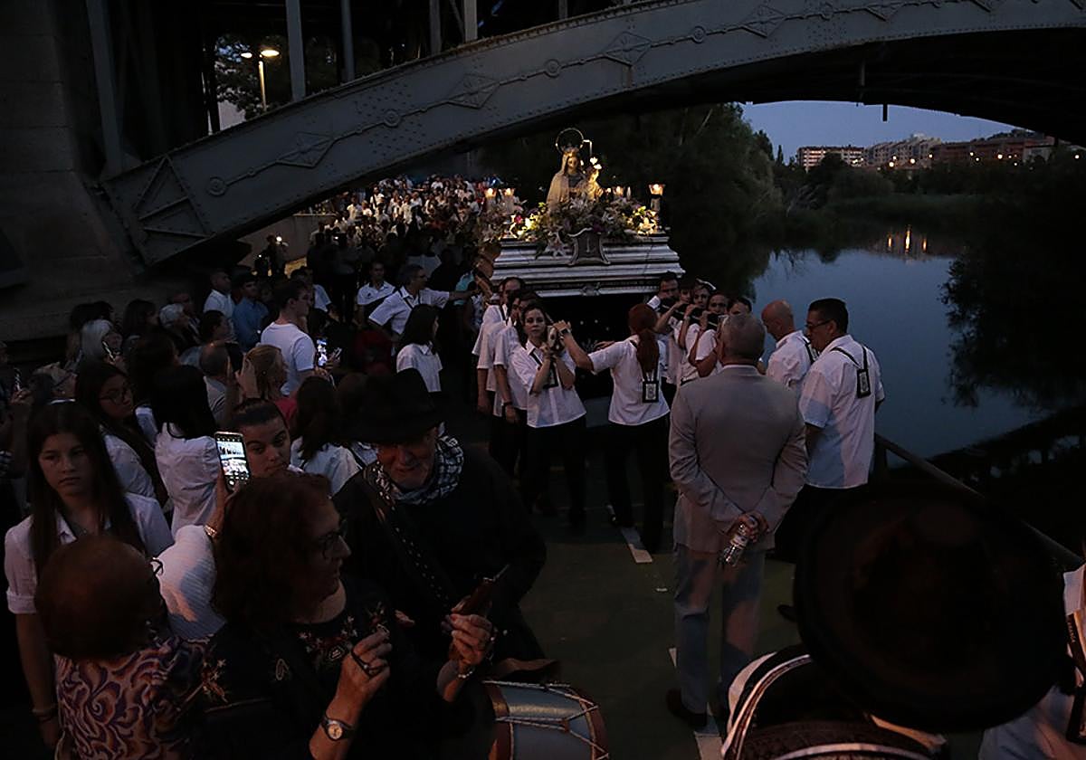 Devoción por la Virgen del Carmen junto al río