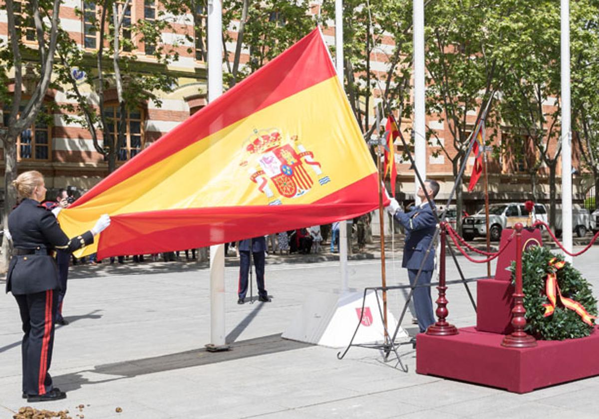 Izado de la bandera realizada en La Rioja en 2022.