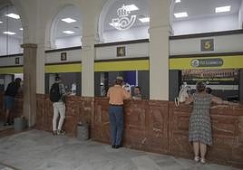 Correos mantendrá abiertas sus oficinas «hasta atender» a todos los que esperen a depositar su voto