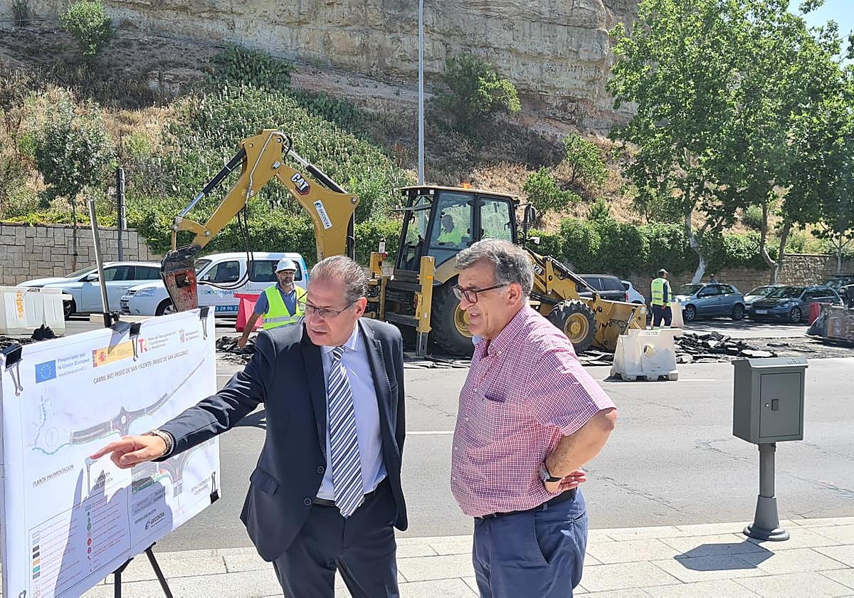 El concejal señala un plano durante su visita a las obras.