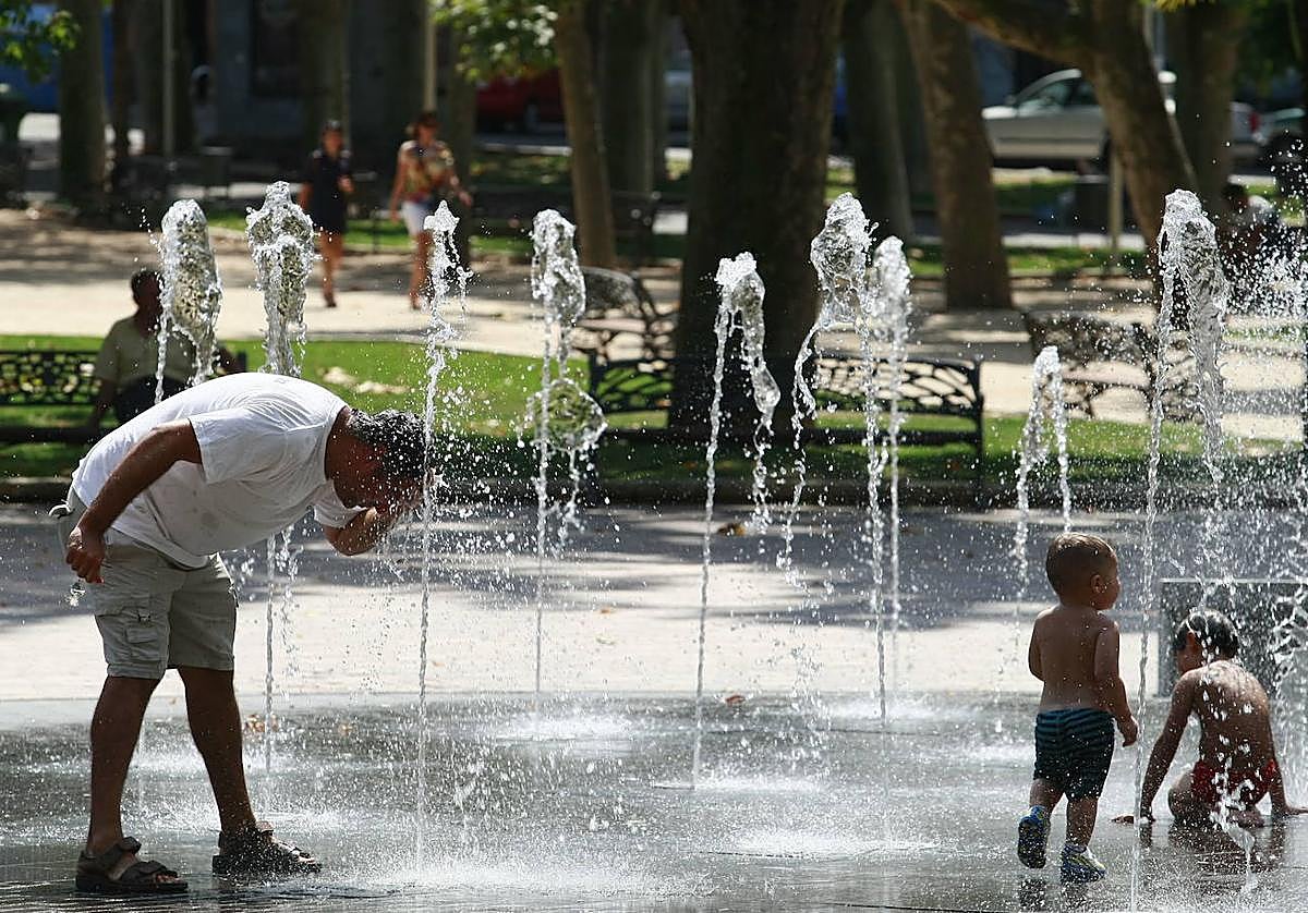 Niños y mayores se refrescan en la fuente lúdica del Parque La Alamedilla.