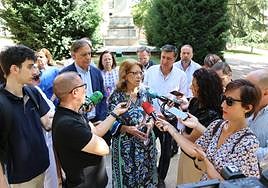 Elvira Rodríguez, atiende a los medios.