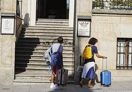 Turistas delante de un hotel en Salamanca.