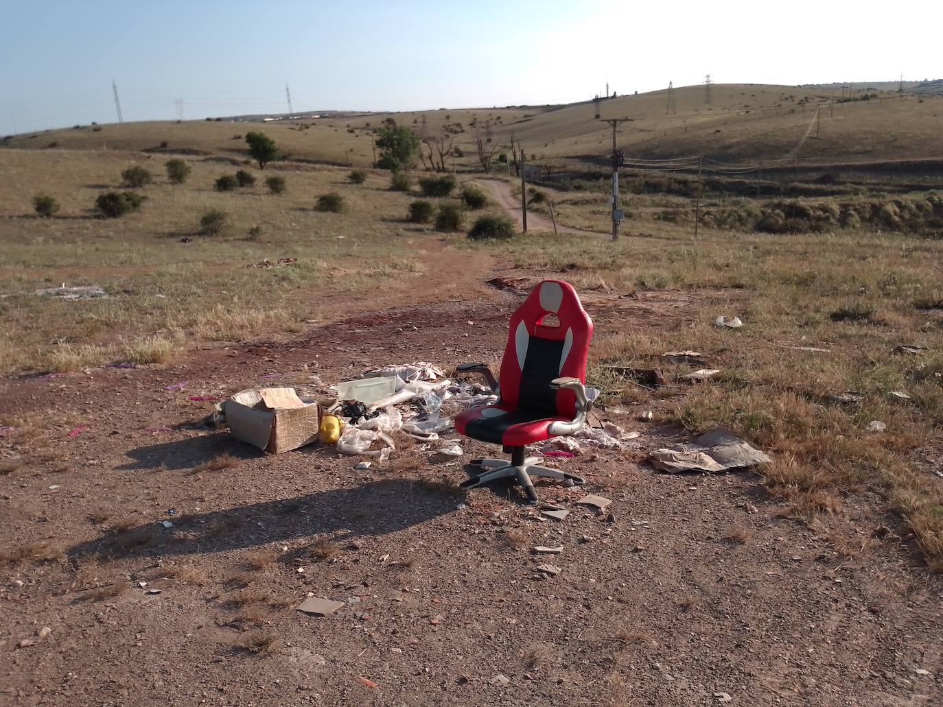 Aparece más basura en el zona de Tejares