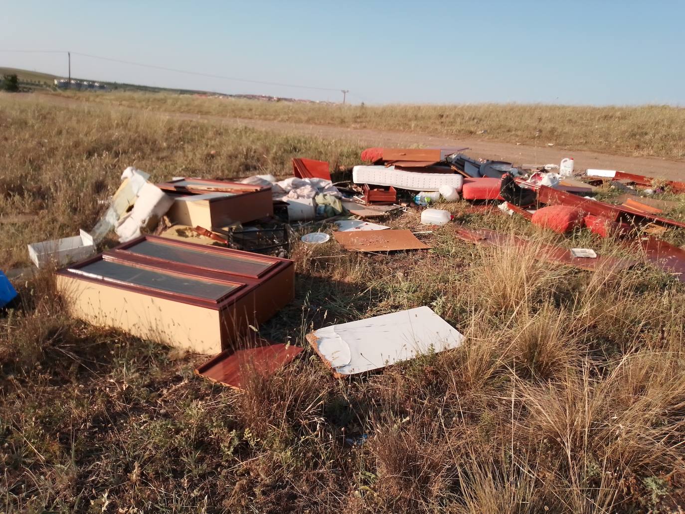 Aparece más basura en el zona de Tejares
