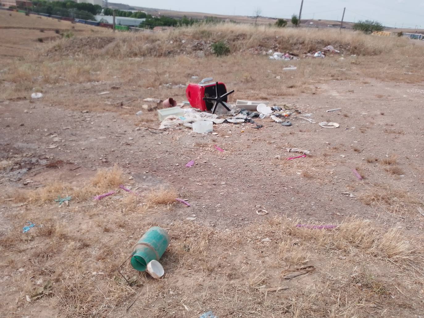Aparece más basura en el zona de Tejares