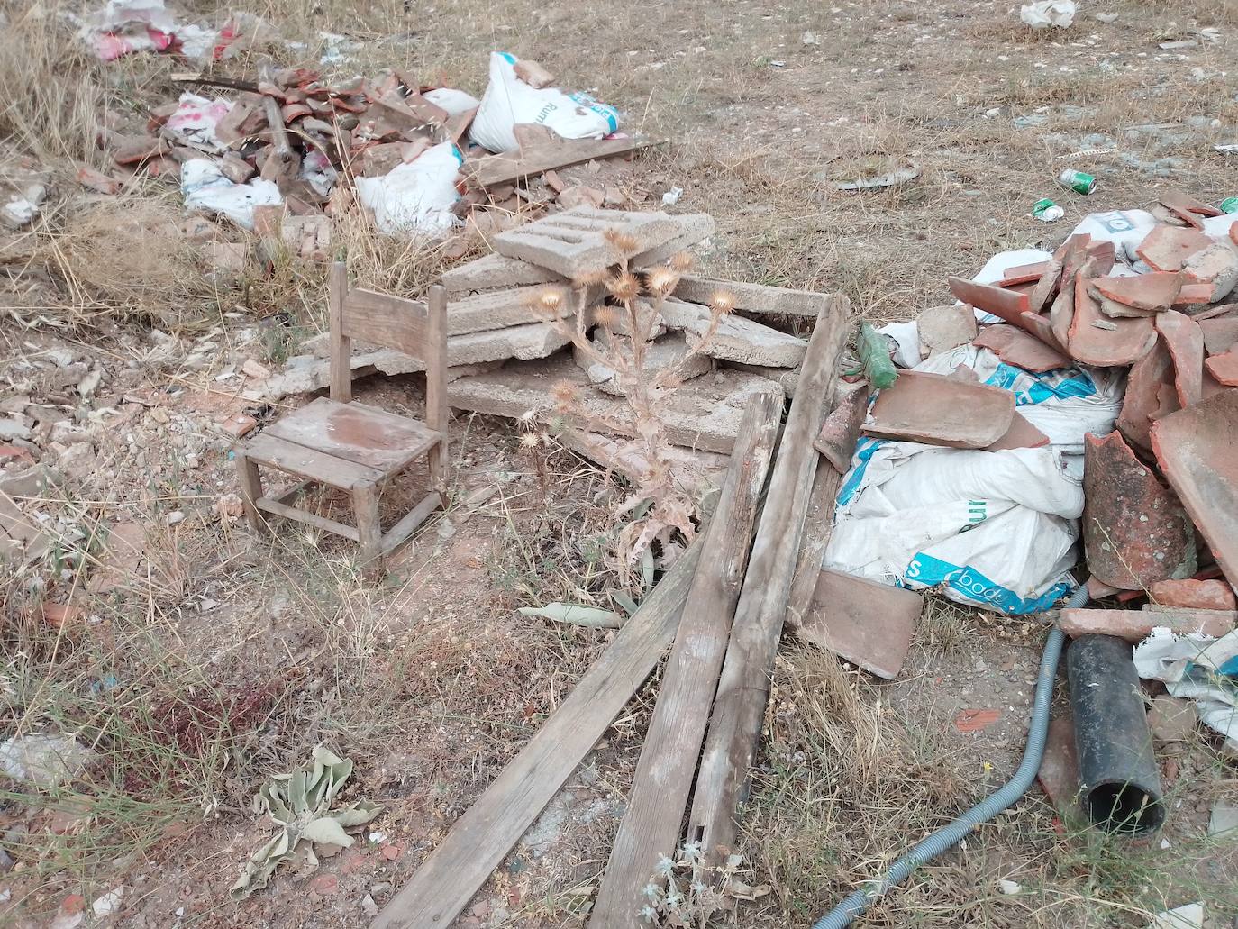 Aparece más basura en el zona de Tejares