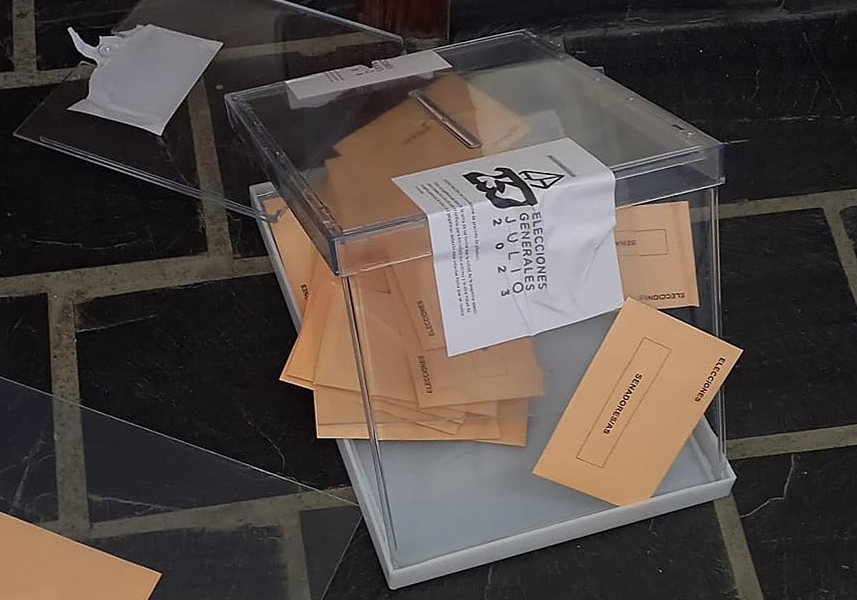 Esta es la urna que ha terminado en el suelo en Berrocal de Salvatierra.