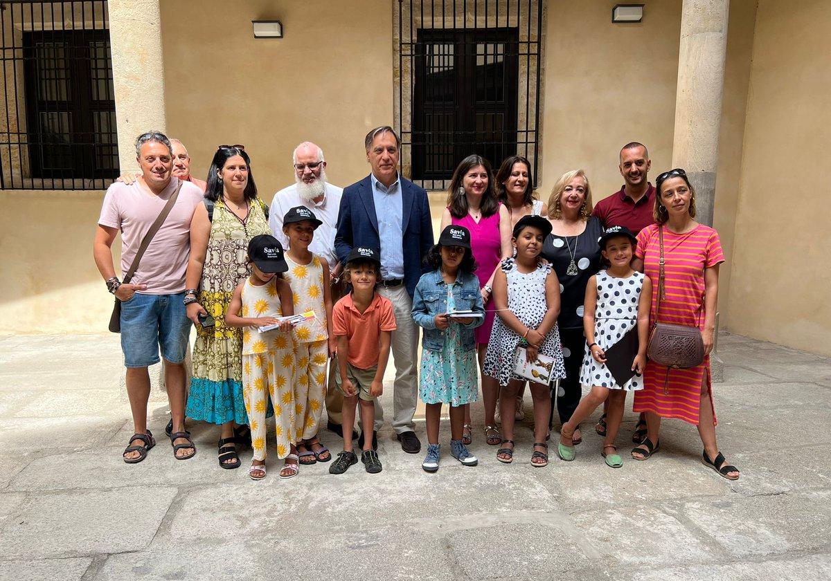 El alcalde con los niños y representantes del colectivo Ampusaba.