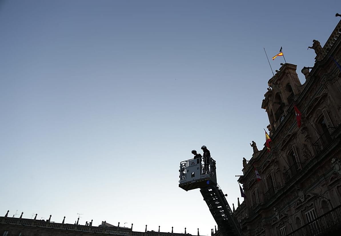 Cientos de personas contemplan la colocación de la Mariseca para anunciar las Ferias