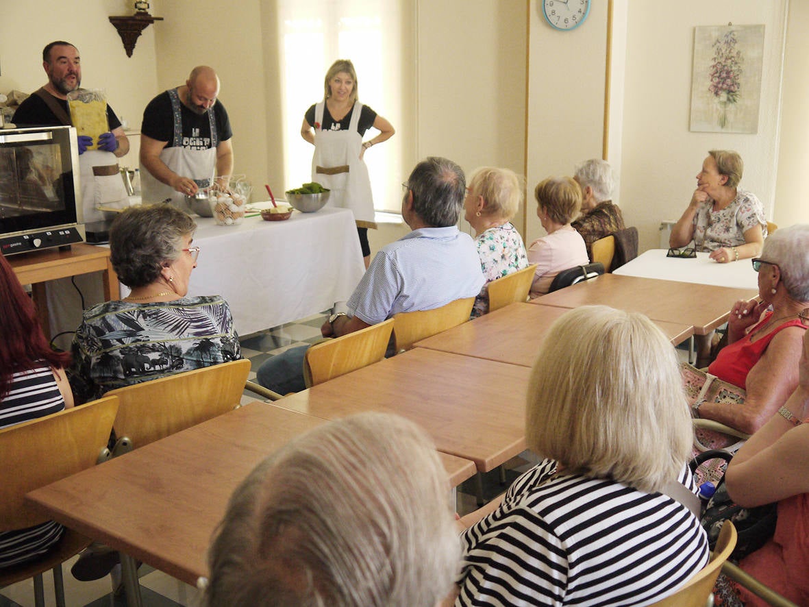 Niños y mayores comparten actividades por el Día de los Abuelos en Carbajosa