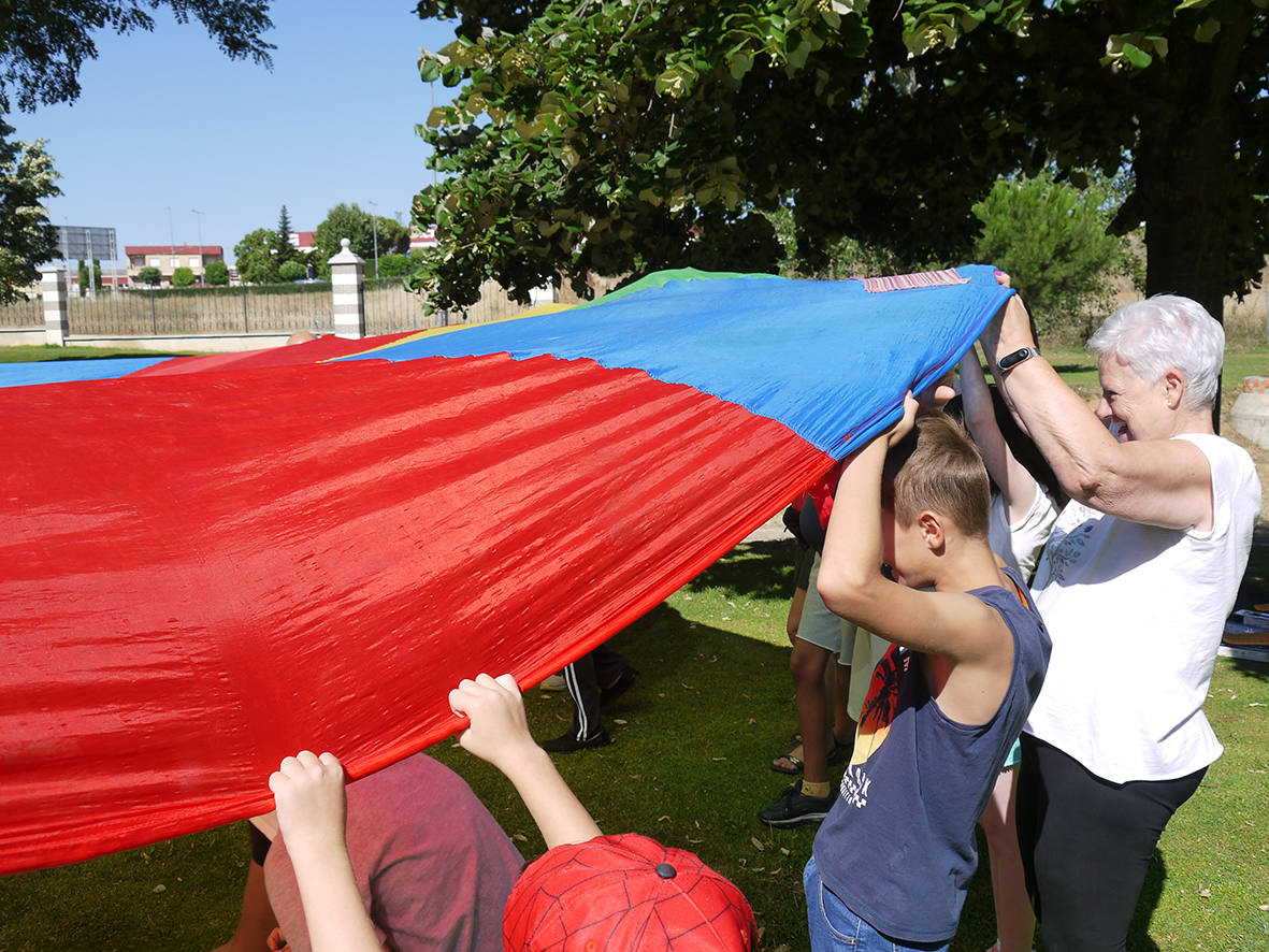 Niños y mayores comparten actividades por el Día de los Abuelos en Carbajosa