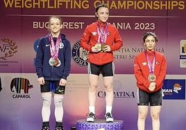 Marta García Rincón de azul y representando a la CD Universidad de Salamanca.