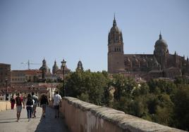 Turistas cruzando el Puente Romano de Salamanca durante los meses de verano.