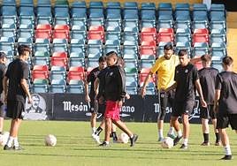 Los jugadores del Salamanca UDS, durante su primer entrenamiento.