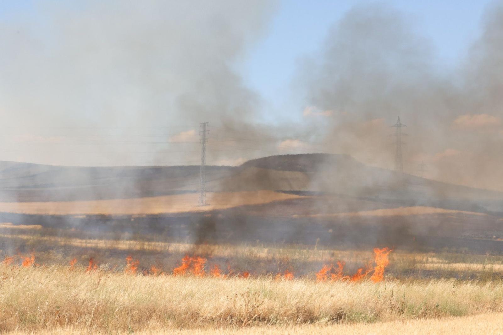 Los Bomberos de Salamanca trabajan en la extinción de un incendio en Puente Ladrillo