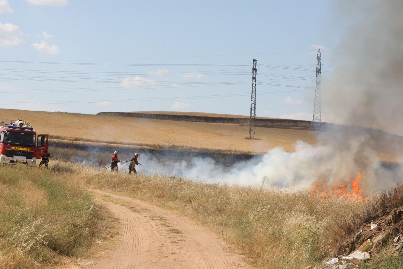 Los Bomberos de Salamanca trabajan en la extinción de un incendio en Puente Ladrillo