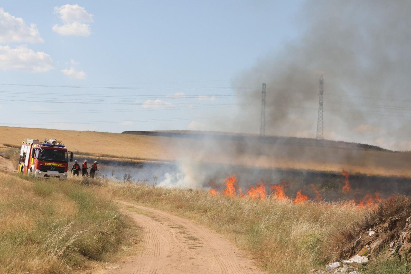 Los Bomberos de Salamanca trabajan en la extinción de un incendio en Puente Ladrillo