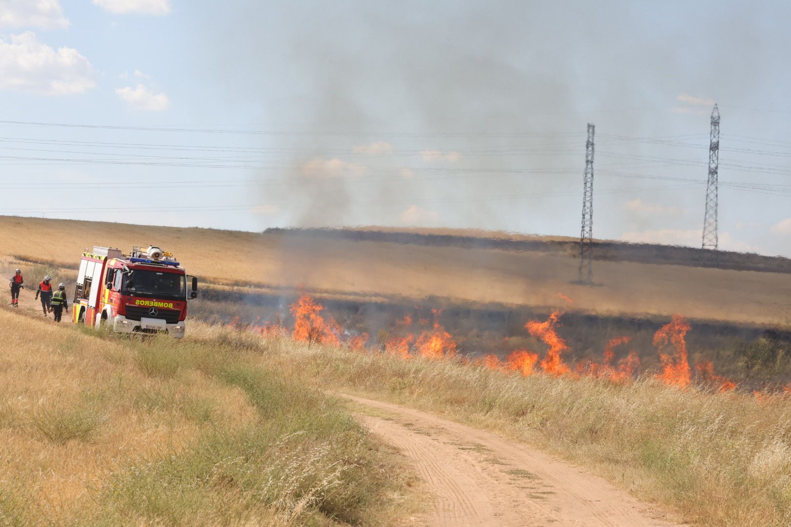 Los Bomberos de Salamanca trabajan en la extinción de un incendio en Puente Ladrillo