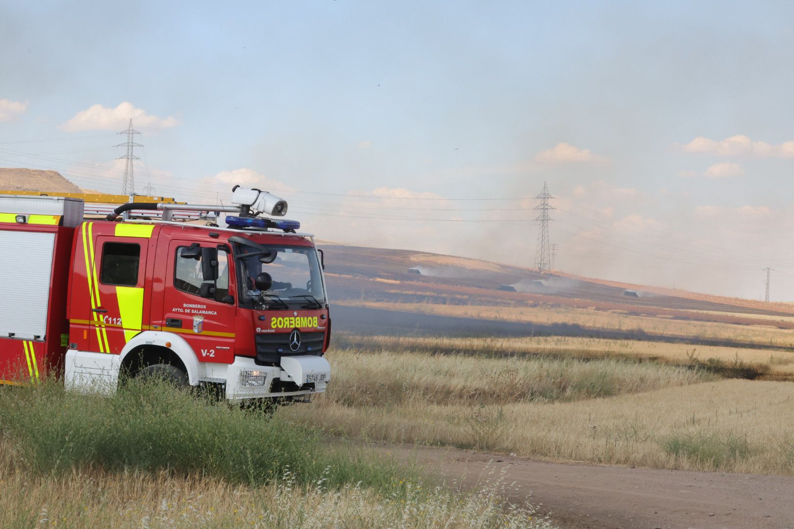 Los Bomberos de Salamanca trabajan en la extinción de un incendio en Puente Ladrillo