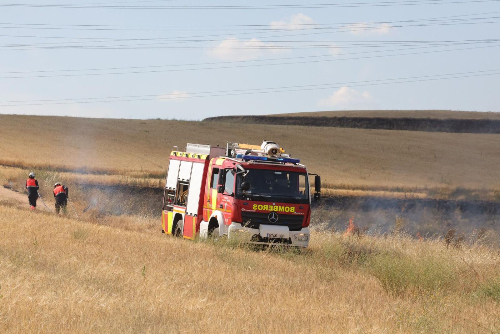 Los Bomberos de Salamanca trabajan en la extinción de un incendio en Puente Ladrillo
