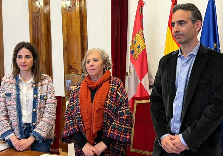 Imagen principal - Presentando el operativo de las elecciones municipales junto a miembros de su equipo en la subdelegación, inaugurando un tramo de carretera, y con Pedro Sánchez