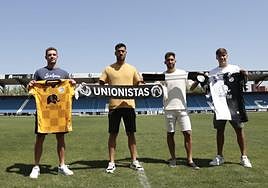 Los nuevos jugadores de Unionistas en el césped del reina Sofía