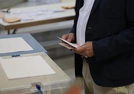 Una persona vota en Salamanca.