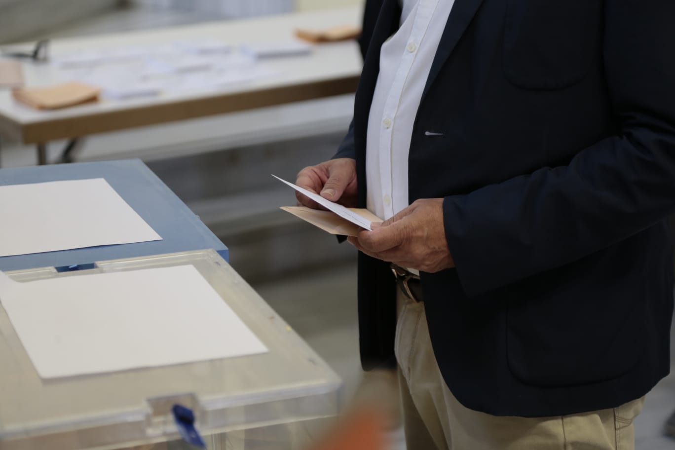 Una persona vota en Salamanca.