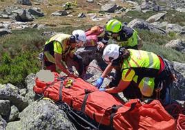 Operación de rescate a un montañero atrapado en Candelario.