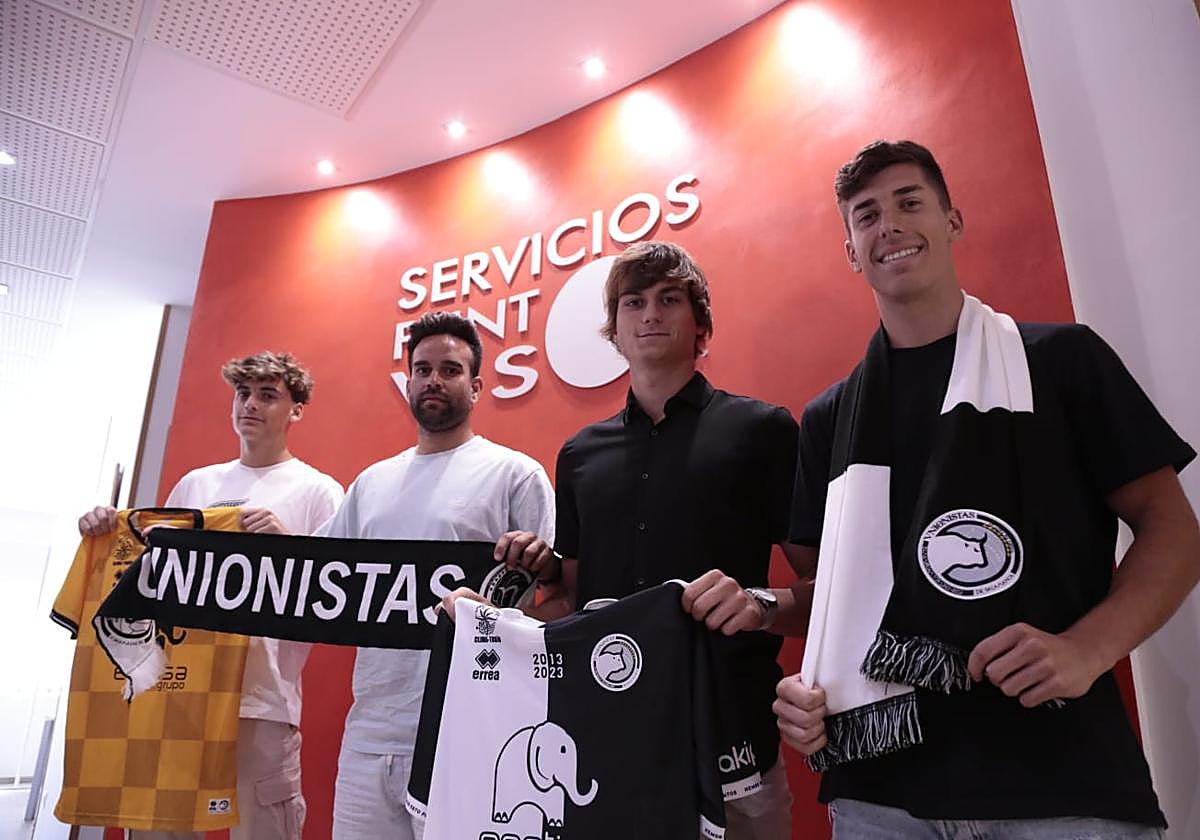 Los tres jugadores con el secretario técnico.