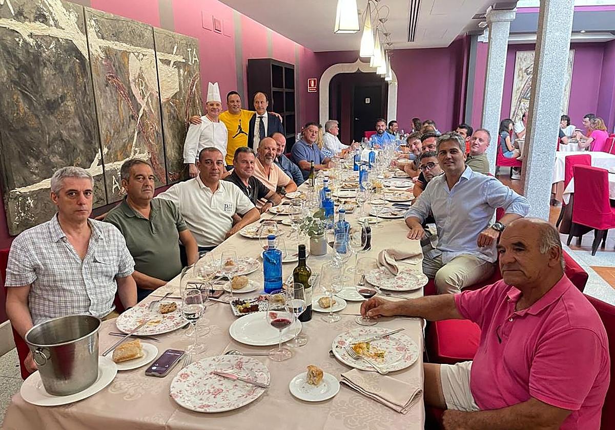 Participantes en la comida de apoyo a Las Cabañas.