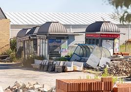 Parcela en la que se acumulan los quioscos retirados.