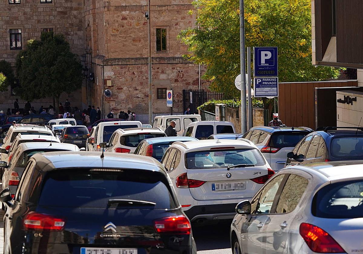 Atasco de la circulación del tráfico en una calle de Salamanca