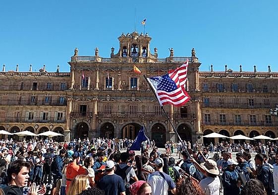 Cientos de estadounidenses en la Plaza Mayor antes de continuar su camino a Lisboa.