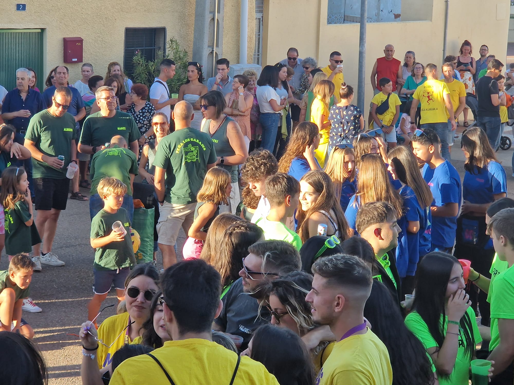 Doñinos de Salamanca llena las calles de color en honor a Santo Domingo de Guzman
