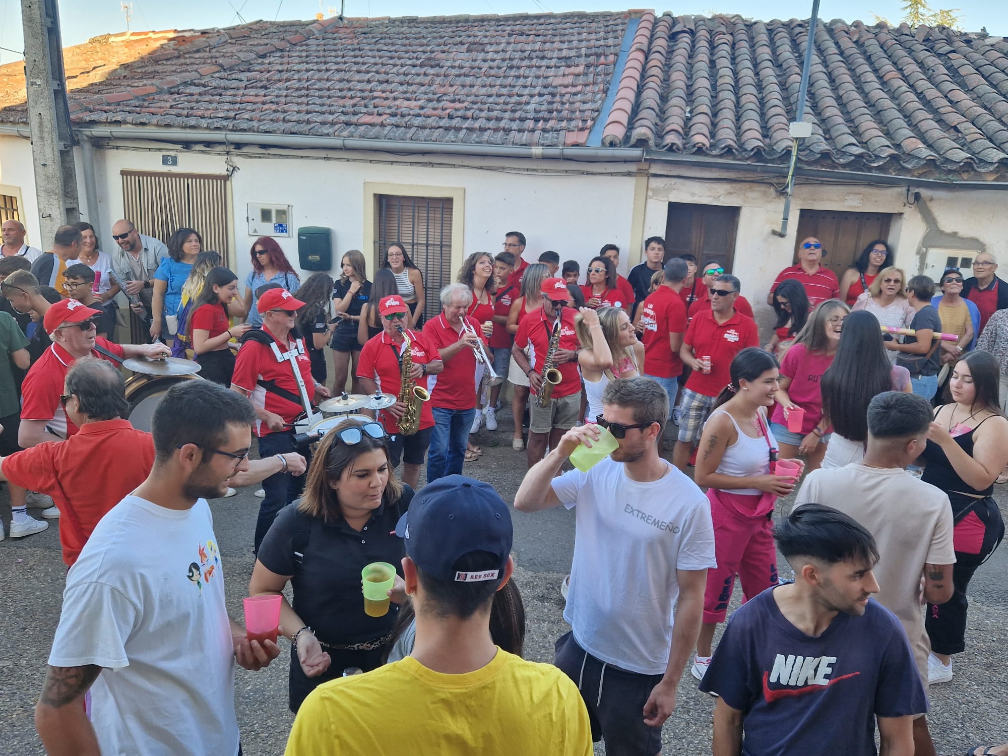 Doñinos de Salamanca llena las calles de color en honor a Santo Domingo de Guzman