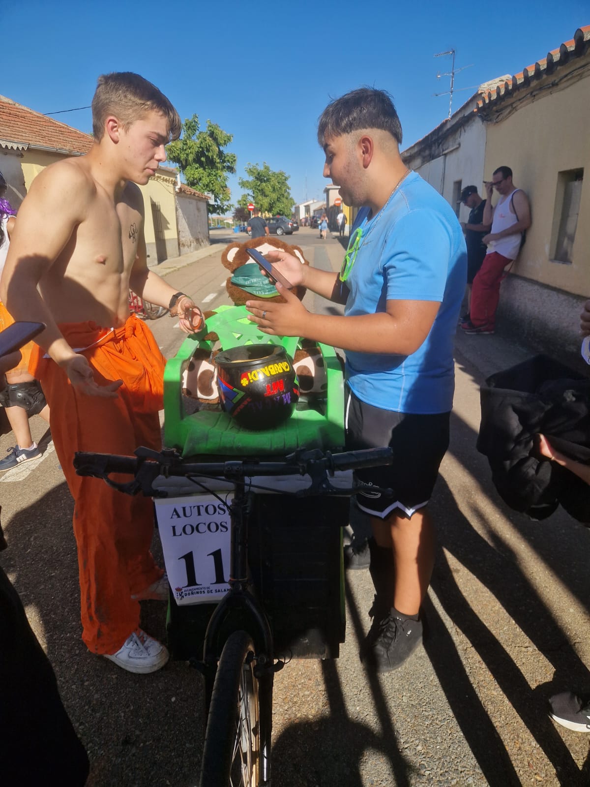 Doñinos de Salamanca llena las calles de color en honor a Santo Domingo de Guzman