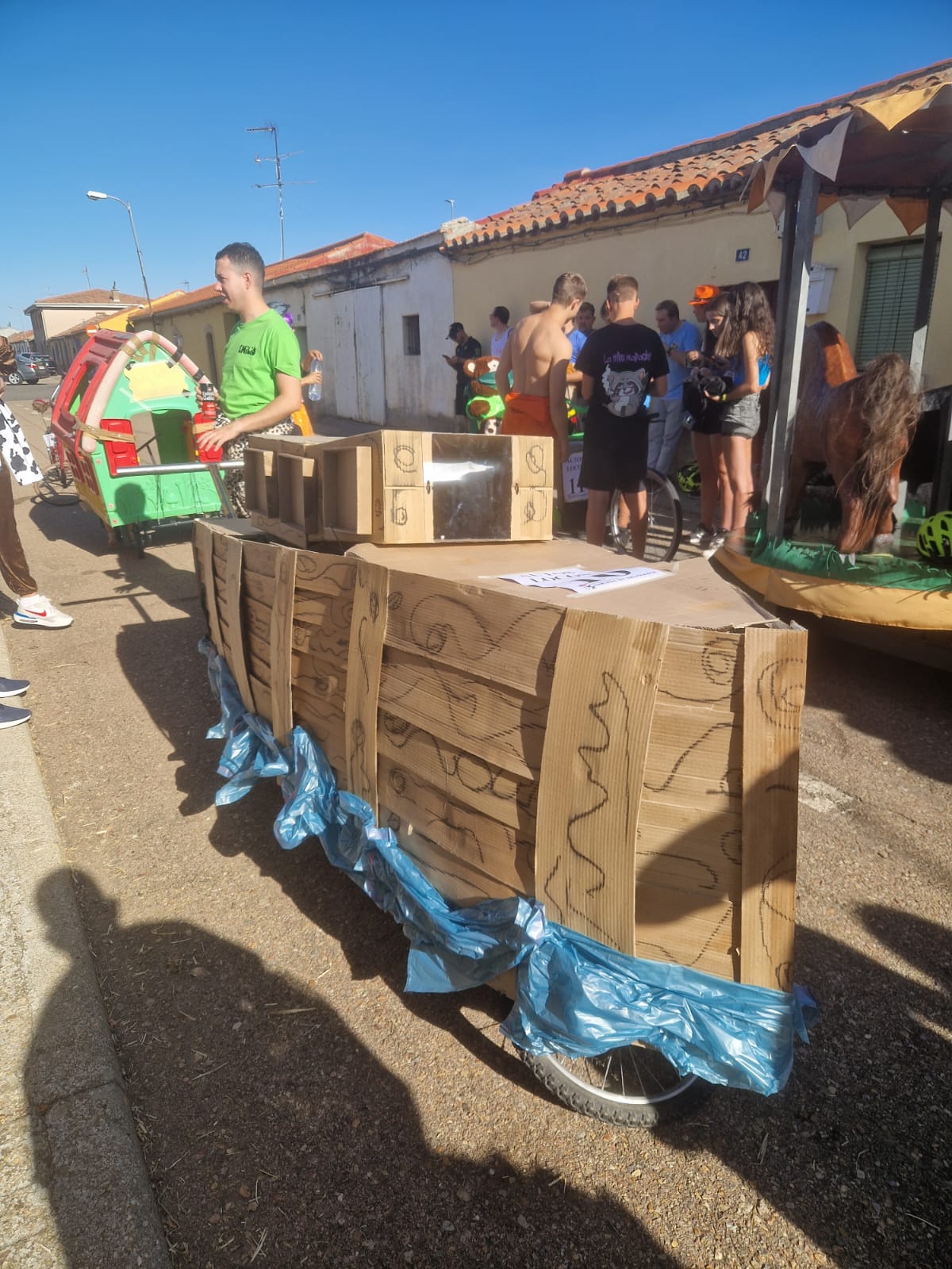 Doñinos de Salamanca llena las calles de color en honor a Santo Domingo de Guzman