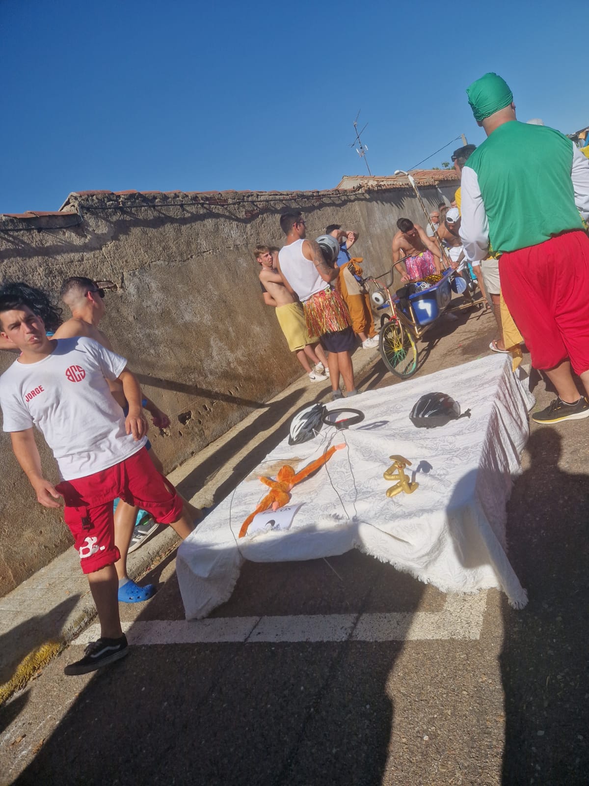 Doñinos de Salamanca llena las calles de color en honor a Santo Domingo de Guzman