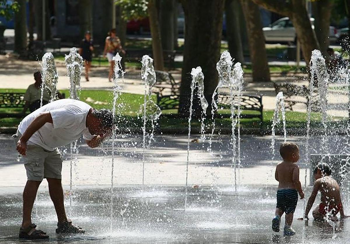 Tanto niños como mayores se refrescan en la fuente de La Alamedilla.