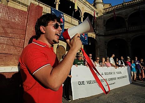 Imagen secundaria 1 - Un millar de personas reclaman la vuelta de los bomberos de Ciudad Rodrigo