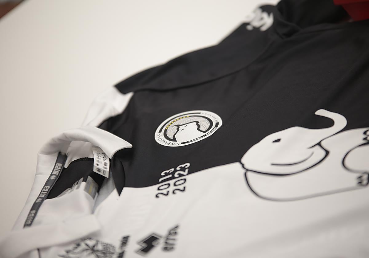 Camiseta del décimo aniversario de Unionistas y de la pasada campaña 2022-2023.