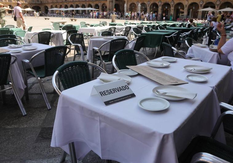 Una mesa reservada para comer en un restaurante de la Plaza Mayor de Salamanca.