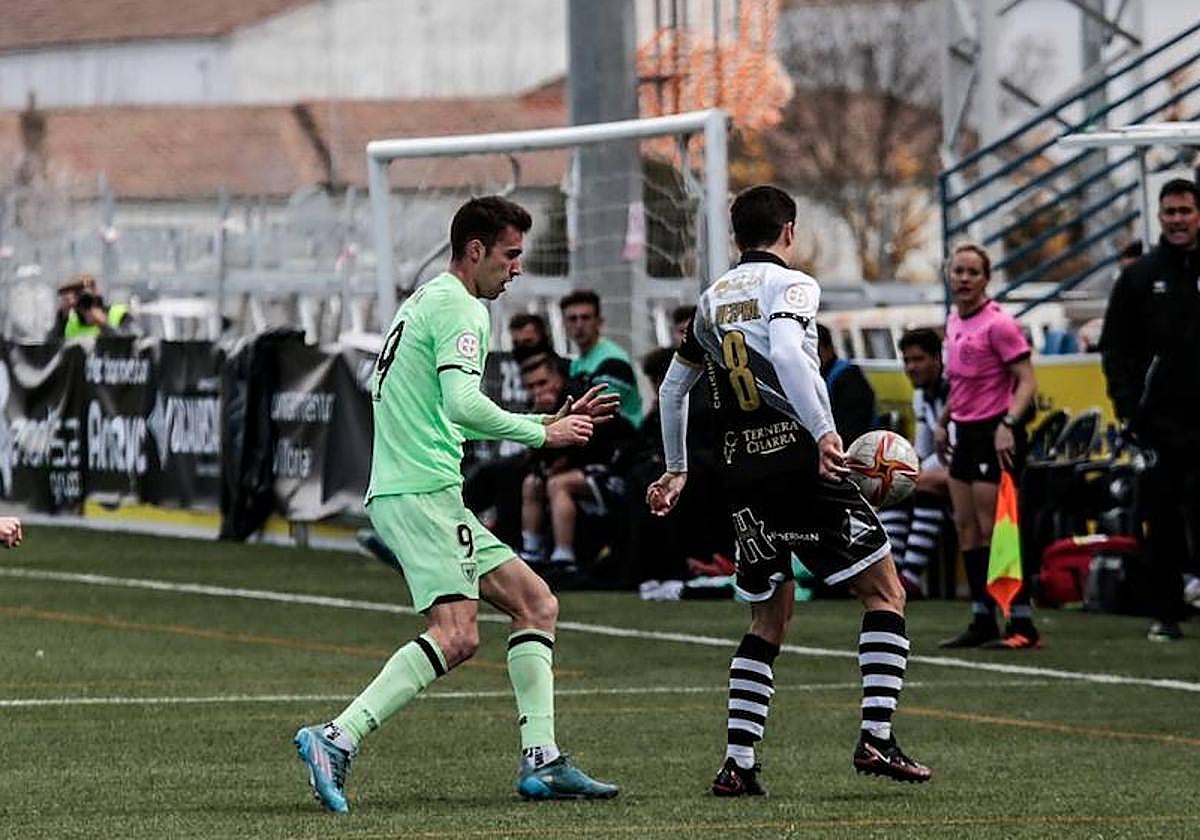 Ewan Urain disputando un balón con la elástica del Bilbao Athletic contra Nespral de Unionistas en la temporada pasada.