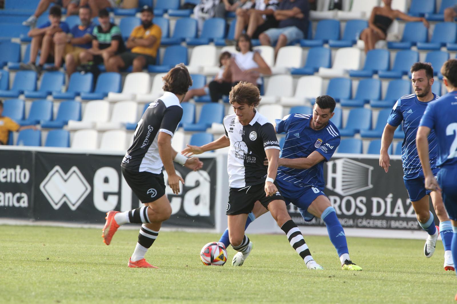 Unionistas vence en el Memorial UDS y presenta a la plantilla ante su afición
