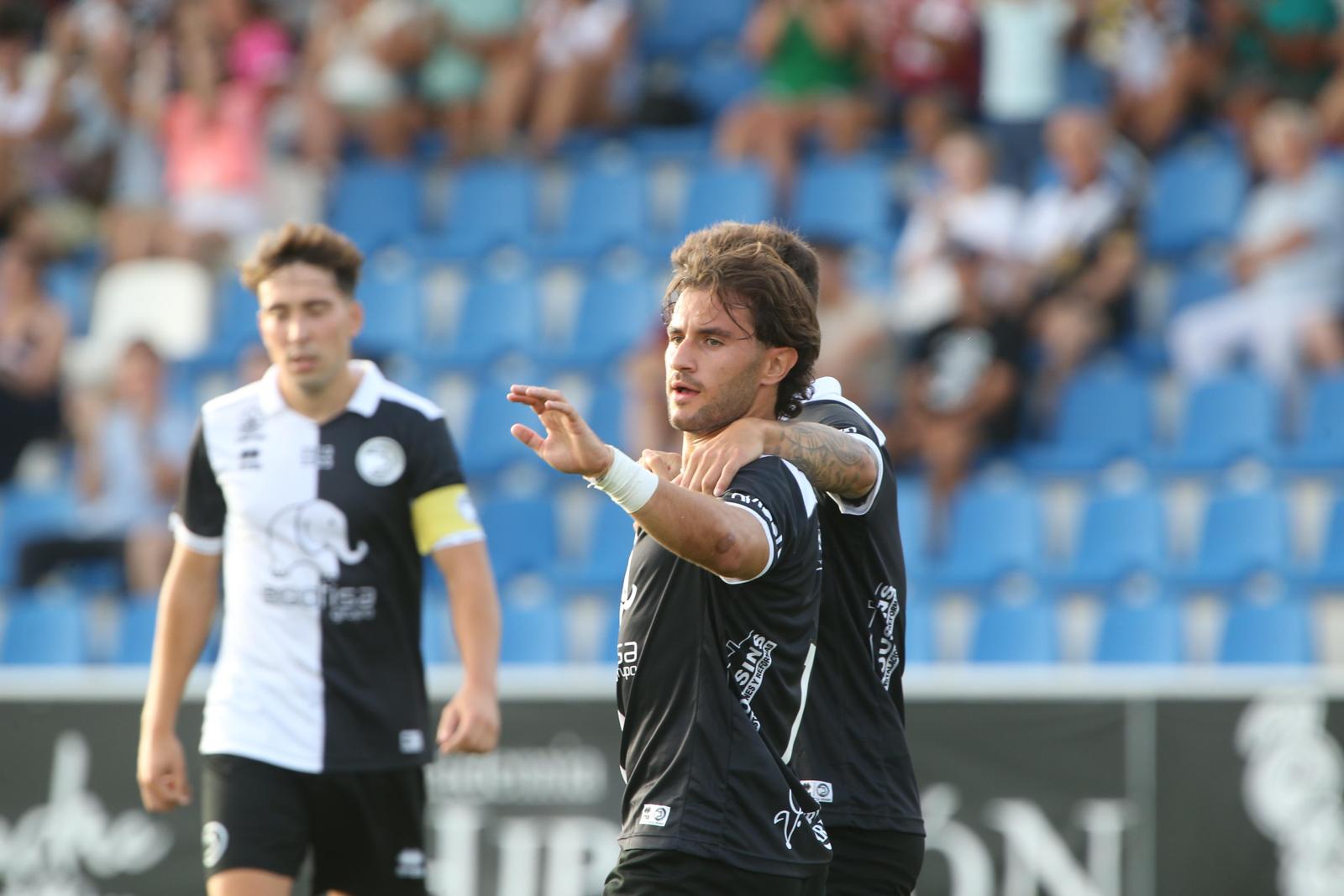Unionistas vence en el Memorial UDS y presenta a la plantilla ante su afición