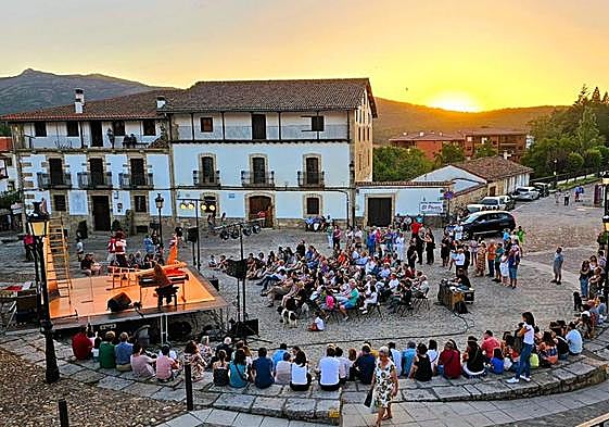 El I Festival de Artes Escénicas y Montaña en Candelario.