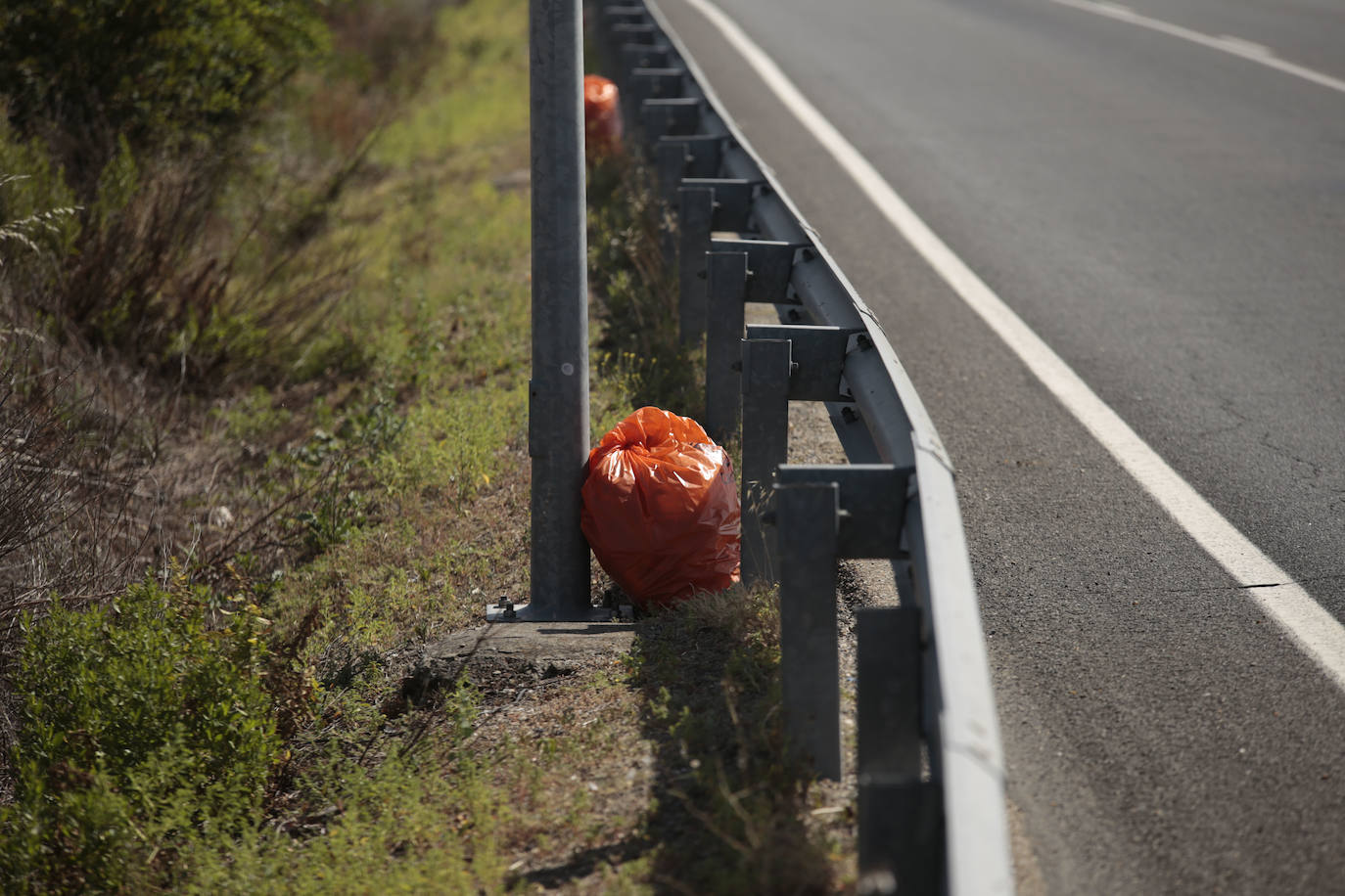 Cuando las cunetas se convierten en un vertedero