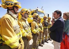 El consejero de Medio Ambiente, Vivienda y Ordenación del Territorio, Juan Carlos Suárez-Quiñones, visita la brigada con vehículo autobomba (UBA) de Zamora, en el municipio de Muelas del Pan.